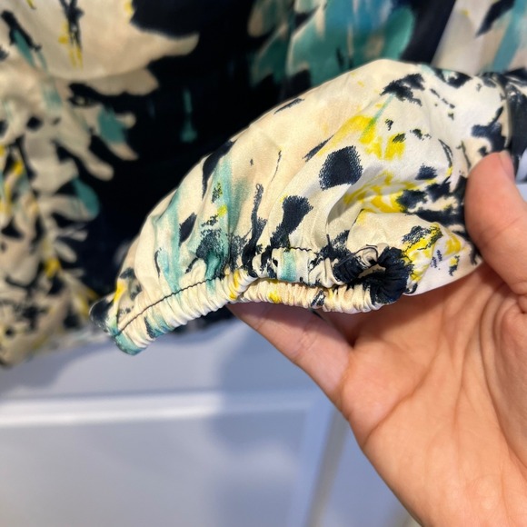 Banana Republic Abstract Floral Blouse V Neck Ruched Long Sleeve‎ M NWT - Picture 5 of 9